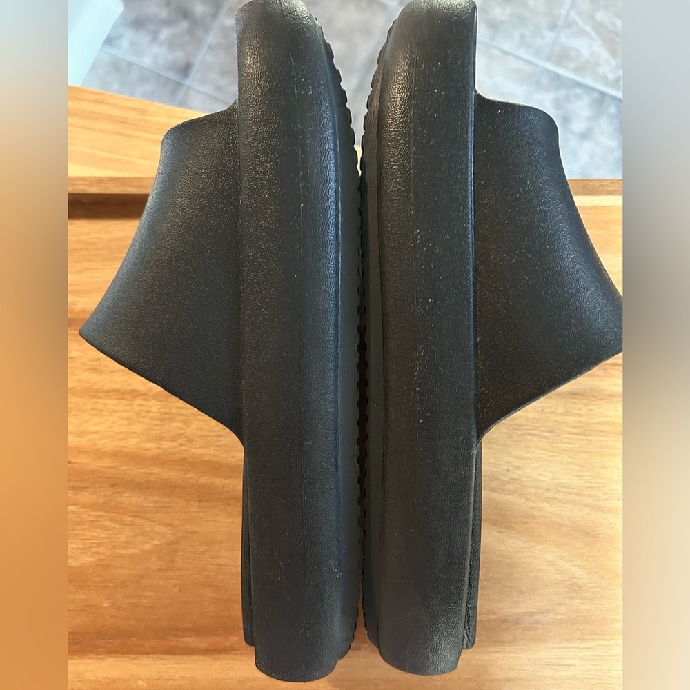 J SLIDES Beach Slides - Black Size 8 - Picture 3 of 4